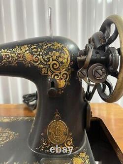 Machine à coudre Antique Singer 15 dans son meuble avec des décalcomanies Tiffany de 1914.