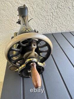 Machine à coudre Antique Singer 66 Lotuse de 1910 en très bon état