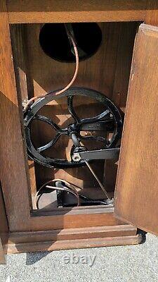 Machine à coudre Rare Tiffany Gingerbread Singer 115 dans un meuble de parloir à pédale