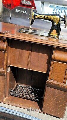Machine à coudre Rare Tiffany Gingerbread Singer 115 dans un meuble de parloir à pédale