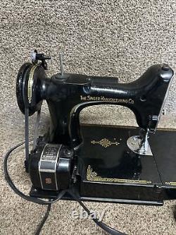 Machine à coudre SINGER 221 FEATHERWEIGHT de 1951 - Avec pédale et boîtier en parfait état