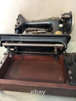 Machine à coudre SINGER Vintage avec opération au genou, couvercle et socle en bois courbé, sans clé.
