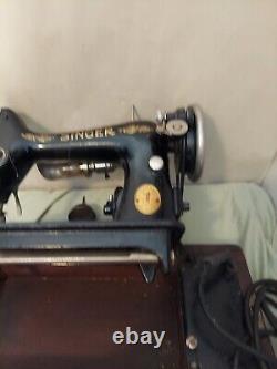 Machine à coudre SINGER Vintage avec opération au genou, couvercle et socle en bois courbé, sans clé.