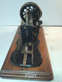 Machine à coudre Singer 12 K avec décor floral en décalcomanie de 1882 à restaurer.