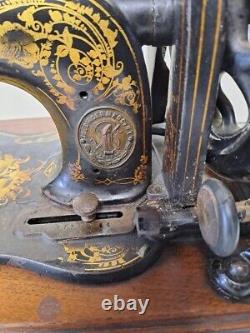 Machine à coudre Singer 12 avec motif de grandes roses de l'année 1878 à restaurer.