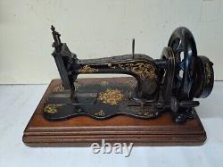 Machine à coudre Singer 12 avec motif de grandes roses de l'année 1878 à restaurer.