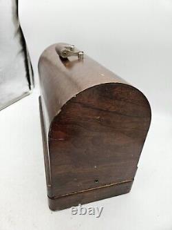 Machine à coudre Singer 128 dans un boîtier en bois Art Déco orné La Vencedora