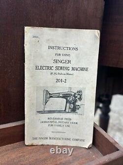 Machine à coudre Singer 15-91 dans un meuble en bois pliable (Fonctionne parfaitement)