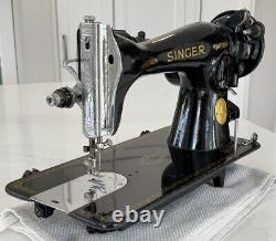 Machine à coudre Singer 15-91 de 1948 avec accessoires, décorée, ENTRETENUE, en excellent état