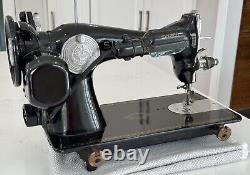 Machine à coudre Singer 15-91 de 1948 avec accessoires, décorée, ENTRETENUE, en excellent état