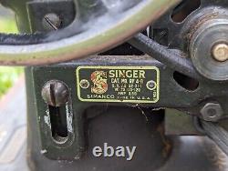 Machine à coudre Singer 1910 RF 4-8 avec pédale et boîtier série G rouge avec motif œil rouge.