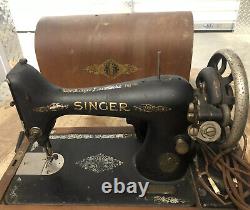 Machine à coudre Singer 1918 New Jersey dans un étui en bois courbé antique et avec barre de genou F8361042