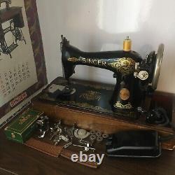 Machine à coudre Singer 1920 avec ailes décoratives, accessoires motorisés et boîtier en bois courbé