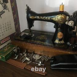 Machine à coudre Singer 1920 avec ailes décoratives, accessoires motorisés et boîtier en bois courbé