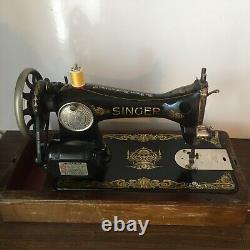 Machine à coudre Singer 1920 avec ailes décoratives, accessoires motorisés et boîtier en bois courbé