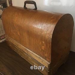 Machine à coudre Singer 1920 avec ailes décoratives, accessoires motorisés et boîtier en bois courbé