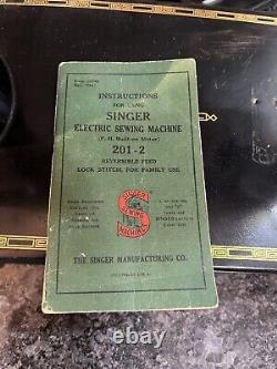 Machine à coudre Singer 201-2 avec pédale et lumière, numéro de série AK895048, fonctionne, années 1950