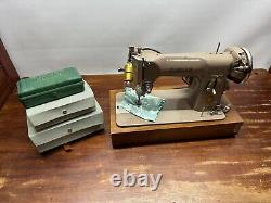 Machine à coudre Singer 215G vintage robuste allemande avec étui de voyage en tweed vert