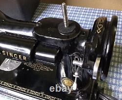 Machine à coudre Singer 221 Featherlight de 1957 en excellent état