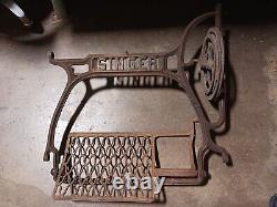 Machine à coudre Singer 29 Patcher antique avec pièces centrales en fonte pour support à pédale