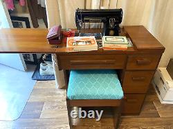 Machine à coudre Singer 301 de 1952 avec tabouret dans un meuble #65 en excellent état de fonctionnement et cosmétique.