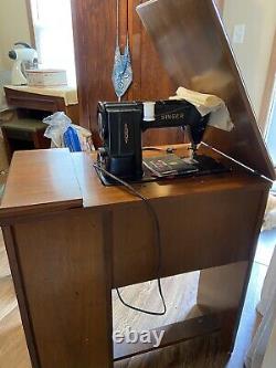 Machine à coudre Singer 301 de 1952 avec tabouret dans un meuble #65 en excellent état de fonctionnement et cosmétique.