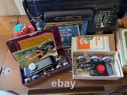 Machine à coudre Singer 301 de 1952 avec tabouret dans un meuble #65 en excellent état de fonctionnement et cosmétique.