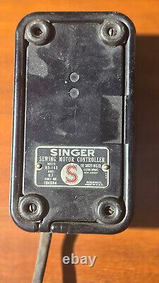 Machine à coudre Singer 66 K Series fonctionnelle et meuble n° 72 avec accessoires