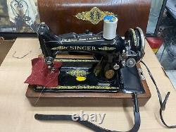 Machine à coudre Singer 99K de 1927 avec boîtier en bois courbé et commande au genou.