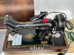 Machine à coudre Singer 99K vintage de petite taille et robuste, avec boîtier en bois courbé, révisée