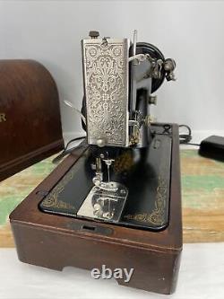 Machine à coudre Singer 99K vintage de petite taille et robuste, avec boîtier en bois courbé, révisée