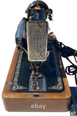 Machine à coudre Singer 99k de 1922 avec boîtier en bois courbé, pédale et lumière # Y699798