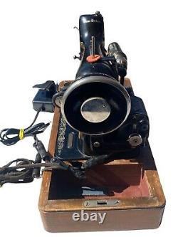 Machine à coudre Singer 99k de 1922 avec boîtier en bois courbé, pédale et lumière # Y699798