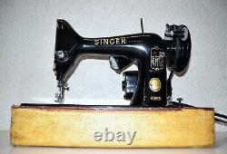 Machine à coudre Singer 99k de 1959 avec son étui d'origine