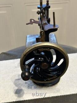 Machine à coudre Singer Antique 1910/14 en fonte avec base ovale émaillée noire