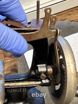 Machine à coudre Singer Antique 1910/14 en fonte avec base ovale émaillée noire