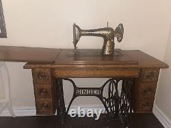Machine à coudre Singer Antique de 1882 en armoire en excellent état.