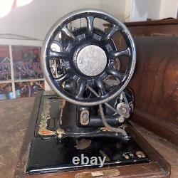 Machine à coudre Singer Antique de 1925 avec boîtier en bois portable ? Fonctionne parfaitement