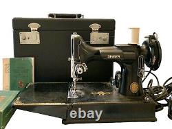 Machine à coudre Singer Featherweight 221-1 édition centenaire badge bleu de 1951