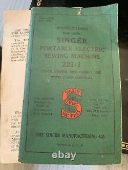 Machine à coudre Singer Featherweight 221-1 édition centenaire badge bleu de 1951