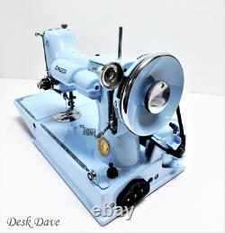 Machine à coudre Singer Featherweight 221 BABY BLUE de Desk Dave