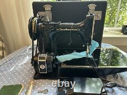 Machine à coudre Singer Featherweight 221 avec étui de transport, accessoires et clés