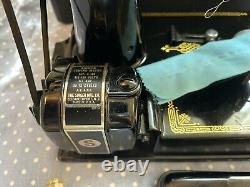 Machine à coudre Singer Featherweight 221 avec étui de transport, accessoires et clés