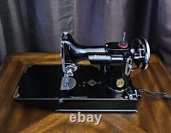 Machine à coudre Singer Featherweight 221 de 1936 avec boîtier et accessoires, RAMASSAGE LOCAL