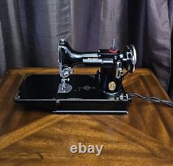 Machine à coudre Singer Featherweight 221 de 1936 avec boîtier et accessoires, RAMASSAGE LOCAL