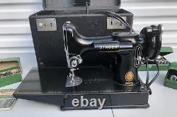 Machine à coudre Singer Featherweight 221 de 1954 avec boîtier et accessoires vintage, fonctionne