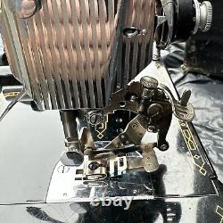 Machine à coudre Singer Featherweight 221 de 1955 avec étui AL943591 en très bon état