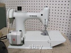 Machine à coudre Singer Featherweight 221K avec étui vert céleri blanc et pédale.