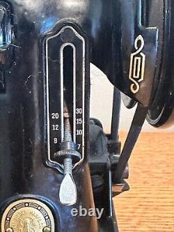 Machine à coudre Singer Featherweight de 1952 avec étui, clés, accessoires, fonctionne