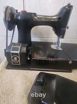 Machine à coudre Singer Featherweight des années 1930 avec étui, plateau et accessoires de collection de 1937